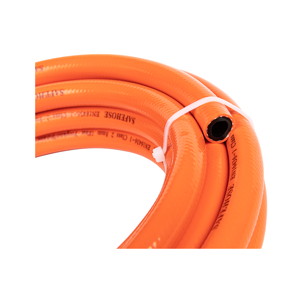 What is the relationship between the gas hose's resistance to extrusion and twisting?